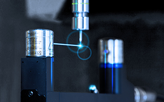 Il sistema laser di presetting utensile NC4+ Blue misura un utensile di piccole dimensioni