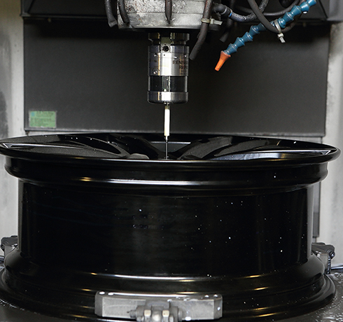 SAI - RMP60 esegue una misura in linea durante la produzione di cerchioni.