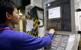 Un operatore di GM Enterprise usa l'interfaccia grafica Renishaw