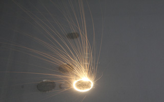 Un laser fonde pezzi circolari