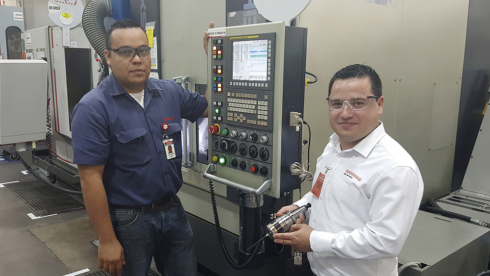 Luis Adrián Gallegos, Manufacturing Engineer di Honeywell Aerospace, insieme a Gilberto Ochoa, Applications Engineer di Renishaw