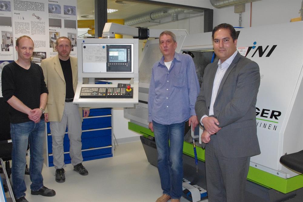 Stephan Metschke, Daniel Hagedorn e Heinz-Peter Heyne nel reparto di progettazione scientifica del PTB di Braunschweig, insieme a Shahram Essam, Area
