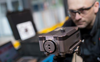 Craig Simpson, addetto alla manutenzione presso FMC Technologies, utilizza il sistema di calibrazione laser XL-80 per verificare l'accuratezza di una