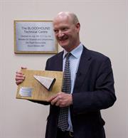 Il ministro della scienza David Willetts con il prototipo della punta del musetto (immagine concessa gentilmente da BLOODHOUND SSC)