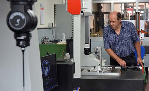 Paolo Orlandi, responsabile qualità di Busi, usa la tecnologia a 5 assi per misurare un pezzo
