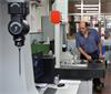 Paolo Orlandi, responsabile qualità di Busi, usa la tecnologia a 5 assi per misurare un pezzo